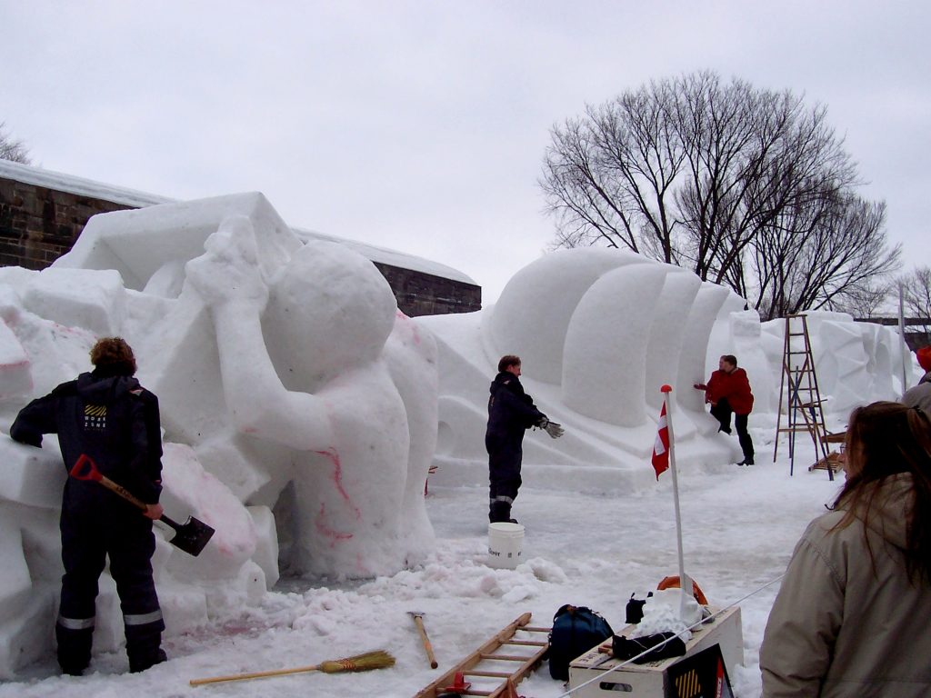 Carnaval de Qu&eacute;bec and people making igloos out of snow.