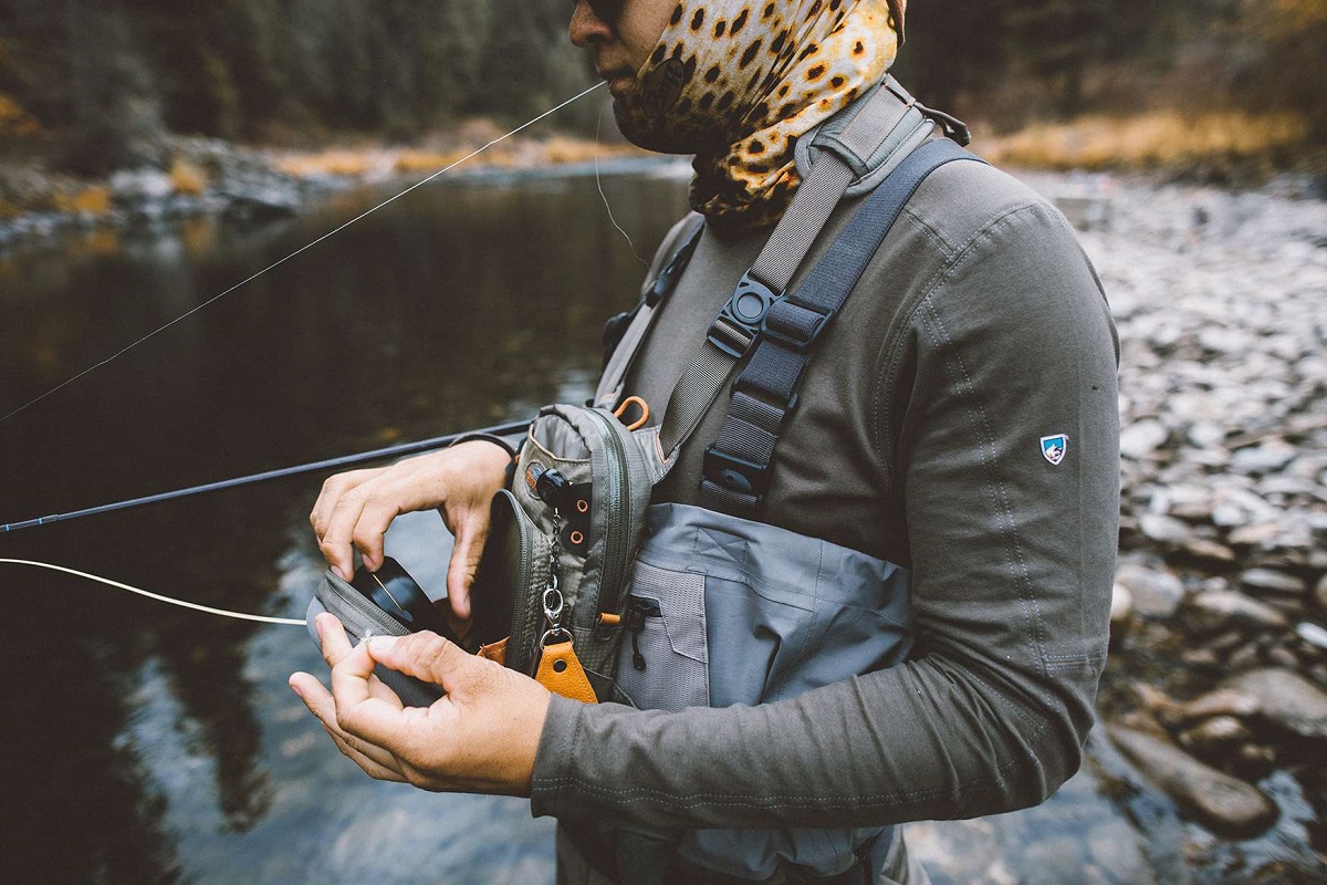man setting up fly fishing gear