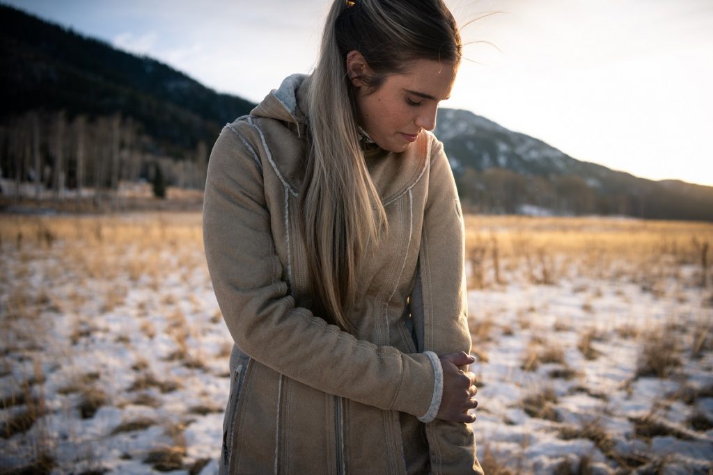 woman in K&Uuml;HL Dani Sherpa Trench on a snowy field